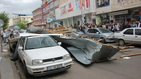 Bingöl'de Fırtına Çatı Uçurdu
