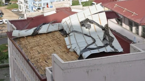 Tunceli'de Fırtına Çatıları Uçurdu