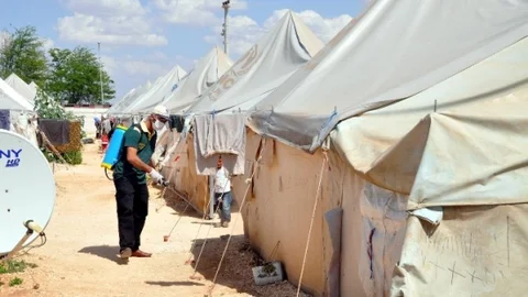 Akçakale'de Çadır Kent İlaçlanıyor