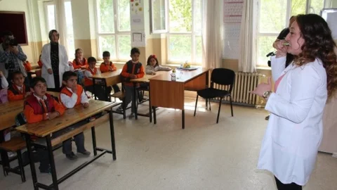 Hakkari'de Miniklere Diş Taraması Yapıldı