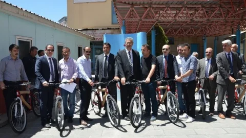 Hakkari'de 150 Bisiklet Dağıtımı