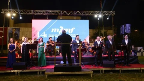 Kubat ve Folklorama Ekibi Tarsus'ta Konser Verdi