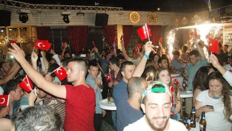 Bodrum'da Bayraklı Kutlama