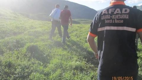 Hakkari'de Dağda Mahsur Kalan İki Genç Kurtarıldı