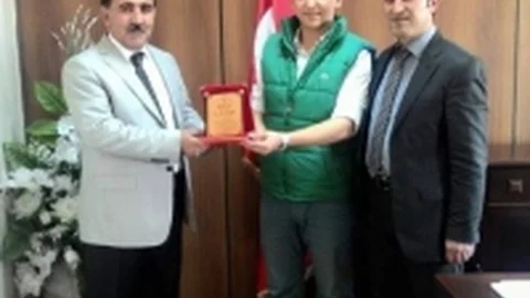 Çaldıran'da Polis Memuruna Plaket Verildi