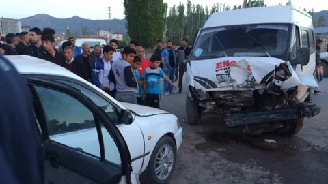 Ağrı'da Minibüs ve Otomobil Çarpıştı