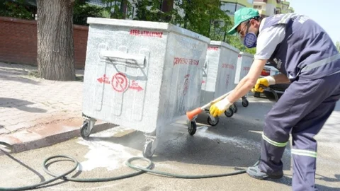 Meram'da Çöp Konteynerleri Dezenfekte Ediliyor