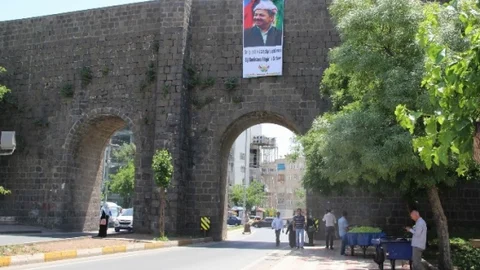 Diyarbakır'da Barzani'nin Fotoğrafı Asıldı
