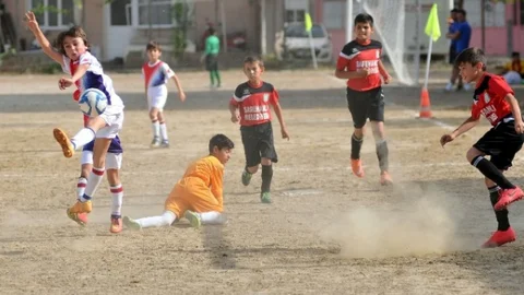 İzmir'de Çocuklar Futbol Oynuyor