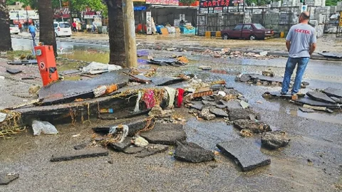 İzmir'de Aniden Yağmur Bastırdı