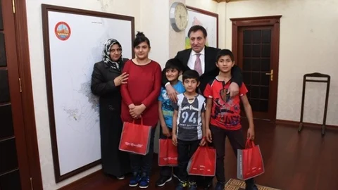 Şanlıurfa'da Dört Kardeşin İşitme Cihazı Sevinci