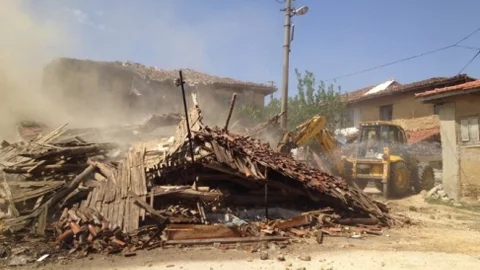 Kütahya Pazarlar'daki Metruk Binalar Yıkılıyor