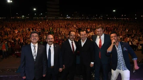 Ferhat Göçer Uşak'ta Konser Verdi