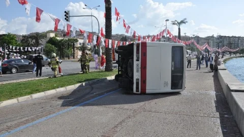 İzmir'de Askeri Midibüs Devrildi
