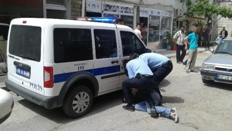 Tekirdağ'da Alkollü Şahıs ATM'yi Yumrukladı