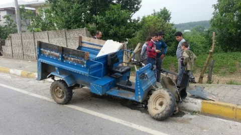 Sakarya'da Pat Pat Aracı Devrildi