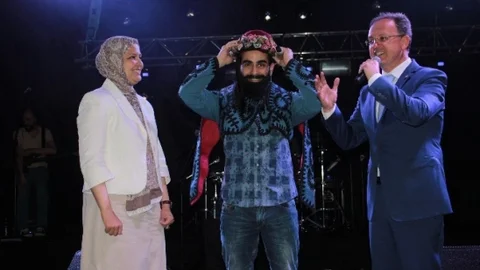 Gökhan Türkmen Denizli'de Efe Kıyafetiyle Şarkı Söyledi