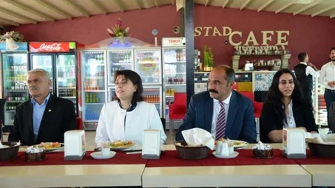 HDP Adayları Basınla Kahvaltıda Buluştu