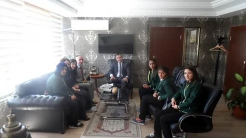 Tuşba'da Öğrenciler Kaymakam'ı Ziyaret Etti