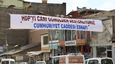 Hakkari'de Esnaf HDP'ye Destek Verdi