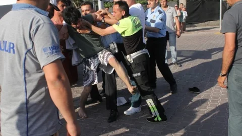 Kemer'de Takla Atan Araçta Genç Direndi