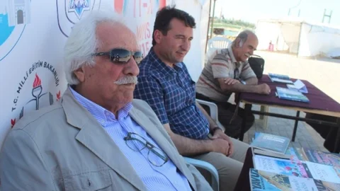 Yavuz Bahadıroğlu Kitap İmzaladı