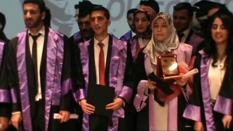 Arzu Odabaş Torunuyla Diplomayı Aldı