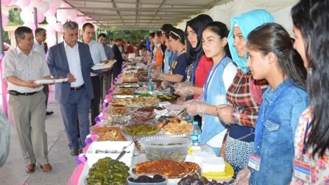 Hadi Kutlu Lisesi'nde Yıl Sonu Sergisi