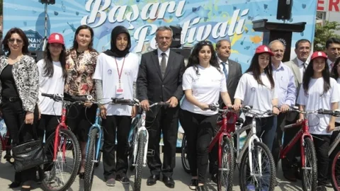 Gebze'de Öğrencilere Bisiklet Dağıtıldı