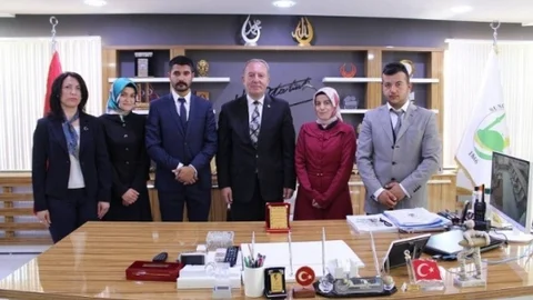 Sungurlu'da Öğrencilerden Plaket Töreni