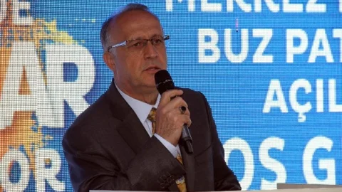 Kağıthane'de Buz Pisti ve Park Açıldı