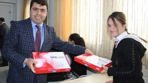 Van'da Tablet Bilgisayar Dağıtımı