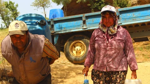 Manisa'da Sular Zorla Taşınıyor