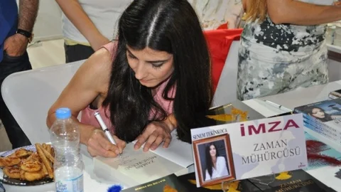 Kocaeli Kitap Fuarı'nda Senem Tekinkoca İmza Günü