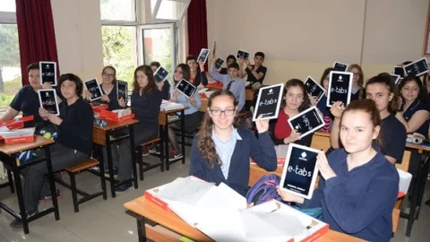 Zonguldak'ta Öğrenciler Tabletlere Kavuştu