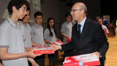 Gaziantep'te Öğrencilere Tablet Dağıtımı Yapıldı