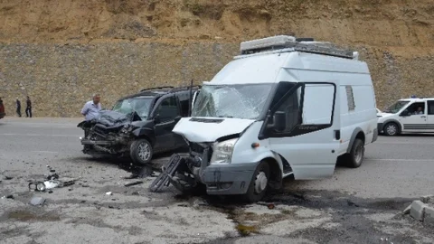 Zonguldak'ta Panelvan Minibüse Çarptı