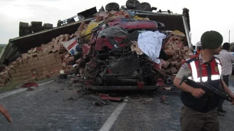 Karaman'da TIR Kazası: 2 Ölü, 1 Yaralı