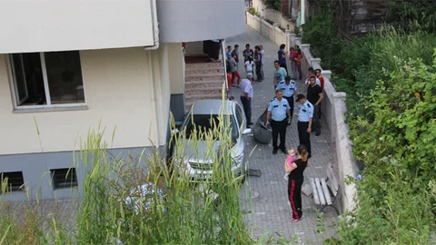 Bartın'da Otomobil Bahçeye Düştü