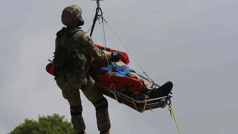 Alman Turist Ağaçta Asılı Kaldı