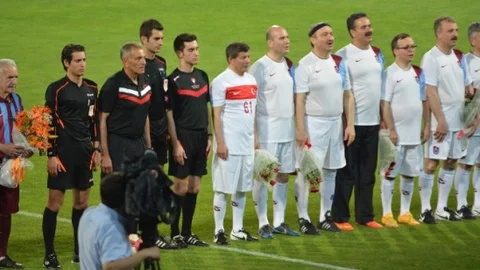 Başbakan Davutoğlu Trabzon'da Eski Futbolcularla Maç Yaptı