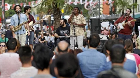 İzmir'de Alsancak Şenliği Gerçekleşti
