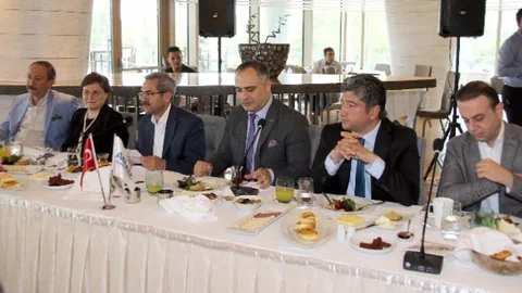 Adana'da Adaylar Dinlendi