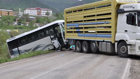Tunceli'de Trafik Kazası: 2 Ölü, 20 Yaralı