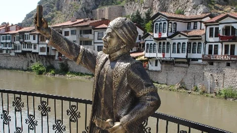 Amasya'da Şehzade Heykeline Yeni Telefon Takıldı