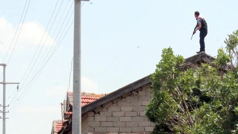 Konya'da Pompalı Tüfekle Çatıya Çıkan Genç