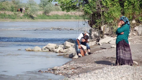 Acılı Anne Oğlunu Bekliyor