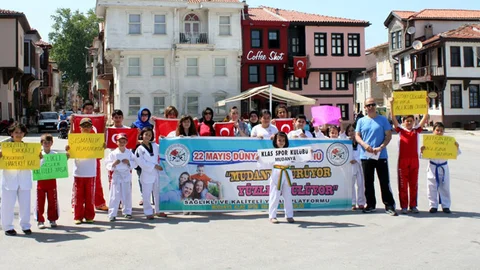 Minik Sporcular Obezite İçin Yürüdü