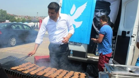 Tekirdağ'da Ücretsiz Köfte Ekmek Dağıtımı