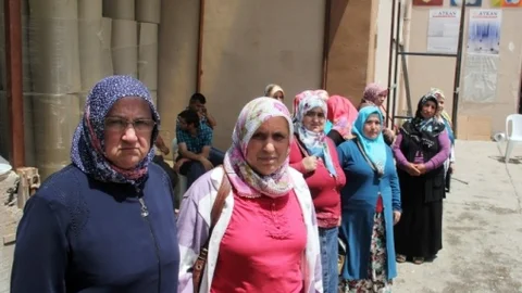 Bursa'daki İşçiler Makinelerin Önünde Nöbet Tutuyor